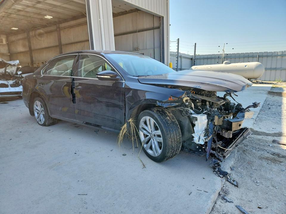61415586 :رقم المزاد ، 1VWBA7A37JC008150 vin ، 2018 Volkswagen Passat مزاد بيع