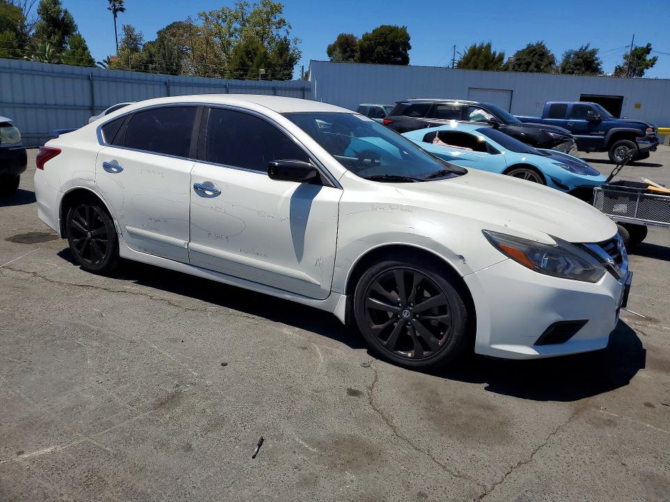 2017 Nissan Altima მანქანა იყიდება აუქციონზე, vin: 1N4AL3AP3HC175206, აუქციონის ნომერი: 63029576