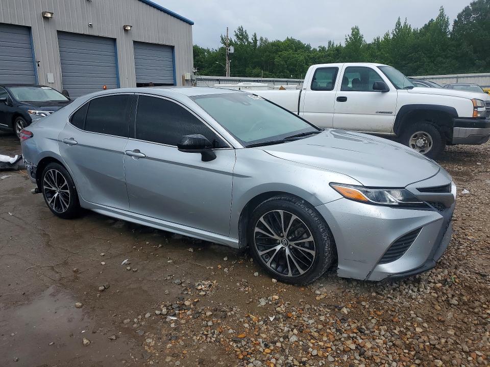 59716546 :رقم المزاد ، 4T1B11HK1JU094784 vin ، 2018 Toyota Camry مزاد بيع