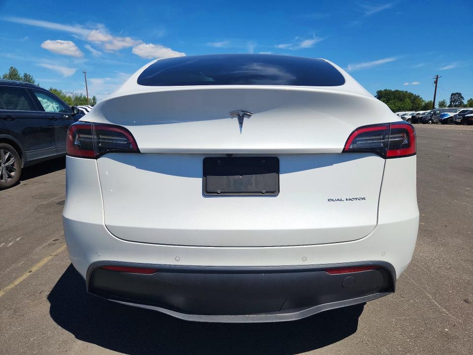 60512686 :رقم المزاد ، 7SAYGDEE8NF558491 vin ، 2022 Tesla Model Y مزاد بيع