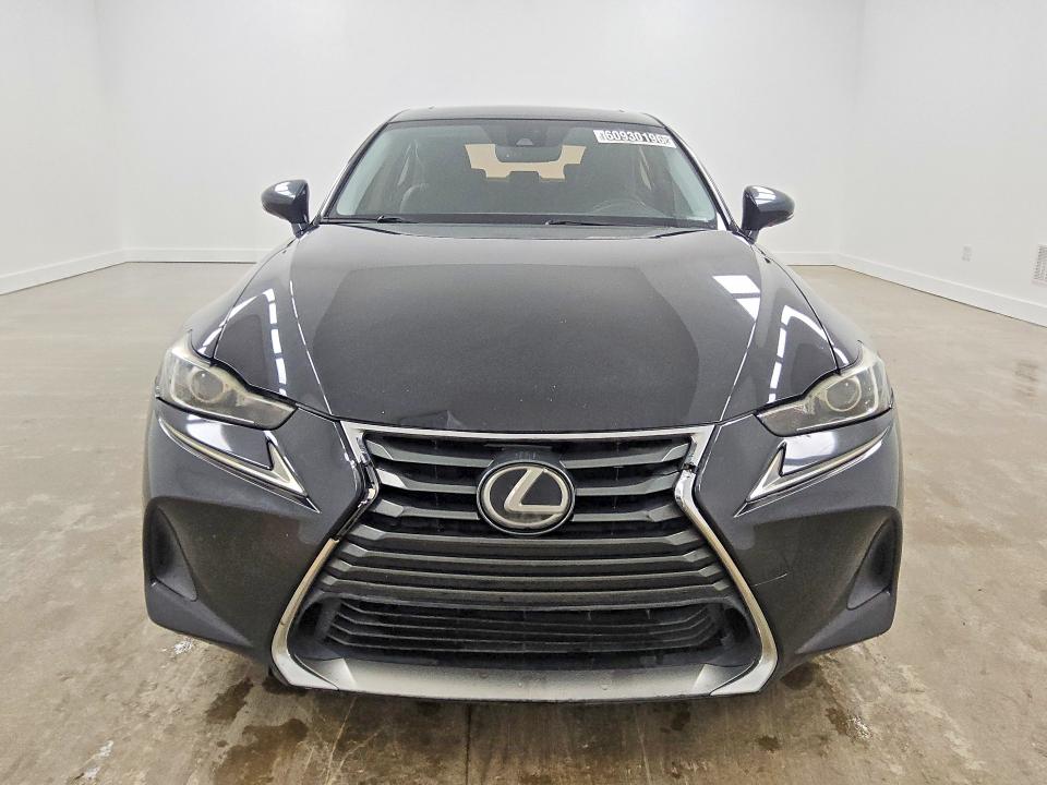 60930196 :رقم المزاد ، JTHBA1D28J5067164 vin ، 2018 Lexus Is مزاد بيع