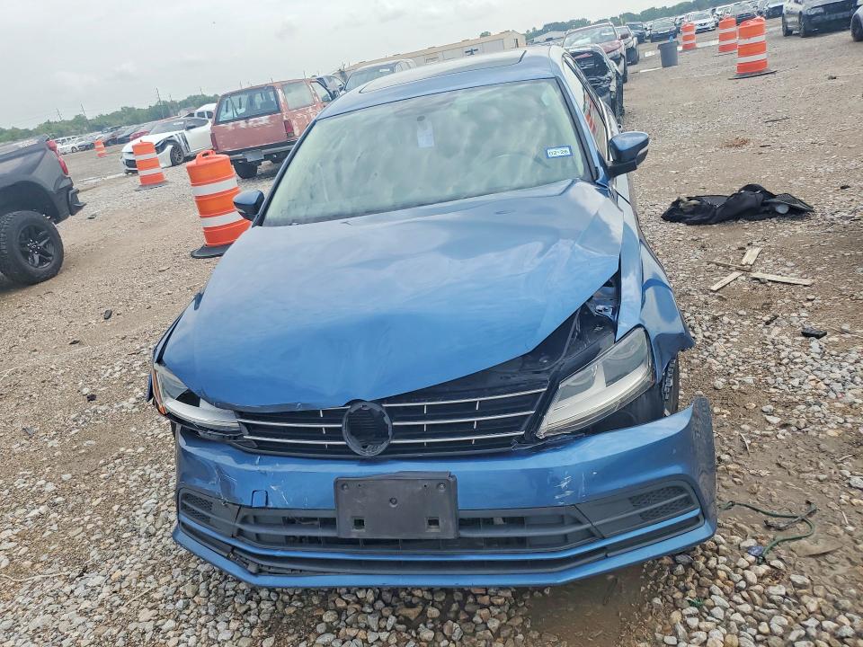 61318256 :رقم المزاد ، 3VWDB7AJ0JM259319 vin ، 2018 Volkswagen Jetta مزاد بيع