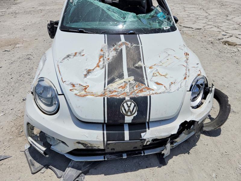 61821726 :رقم المزاد ، 3VWF17AT8HM628189 vin ، 2017 Volkswagen Beetle مزاد بيع