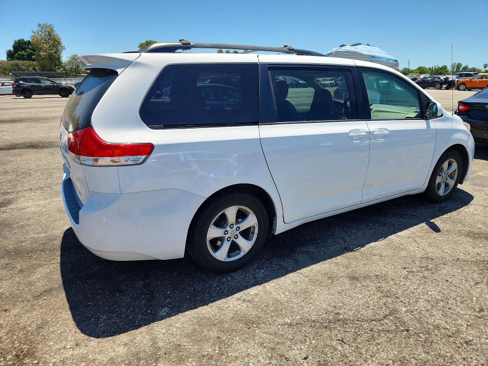 Продаж на аукціоні авто 2011 Toyota Sienna, vin: 5TDKK3DCXBS110627, номер лоту: 62353106