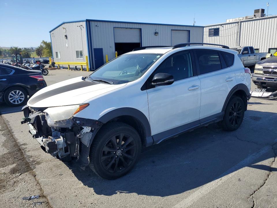 61606006 :رقم المزاد ، 2T3RFREV3JW697420 vin ، 2018 Toyota Rav4 مزاد بيع