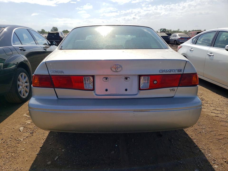 61565296 :رقم المزاد ، 4T1BF22K41U962972 vin ، 2001 Toyota Camry مزاد بيع
