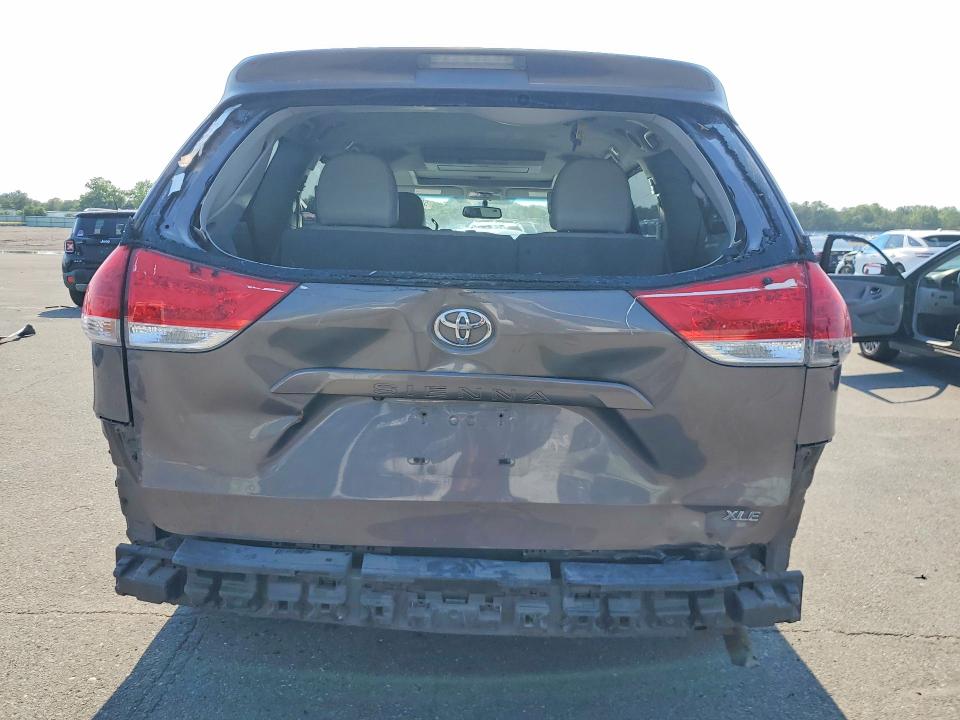 58539126 :رقم المزاد ، 5TDYK3DC7BS066127 vin ، 2011 Toyota Sienna مزاد بيع