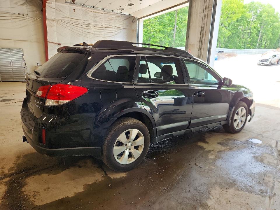 61995776 :رقم المزاد ، 4S4BRDKC0B2414752 vin ، 2011 Subaru Outback مزاد بيع