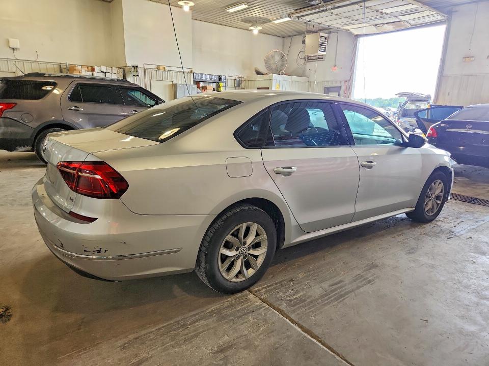 62102716 :رقم المزاد ، 1VWAA7A36JC013223 vin ، 2018 Volkswagen Passat مزاد بيع