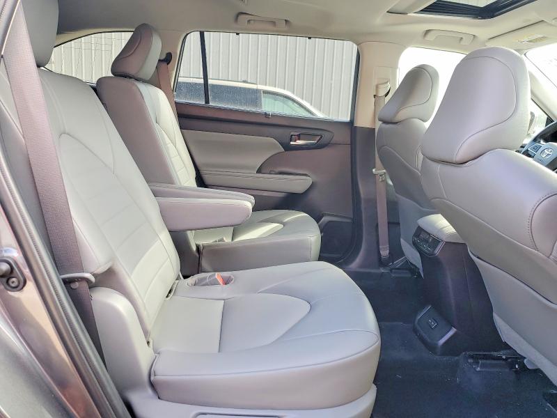 61565446 :رقم المزاد ، 5TDHZRBH3NS594426 vin ، 2022 Toyota Highlander مزاد بيع