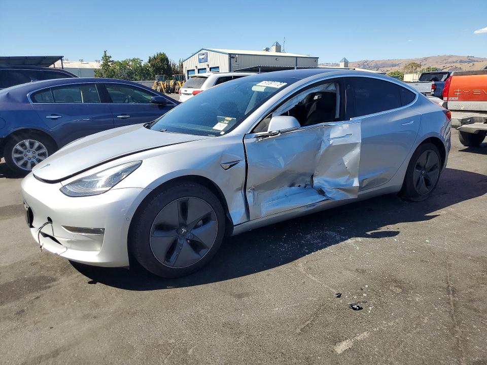61091176 :رقم المزاد ، 5YJ3E1EA5JF007003 vin ، 2018 Tesla Model 3 مزاد بيع