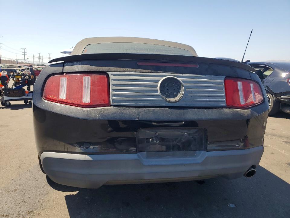 60863876 :رقم المزاد ، 1ZVBP8EN1A5127395 vin ، 2010 Ford Mustang مزاد بيع