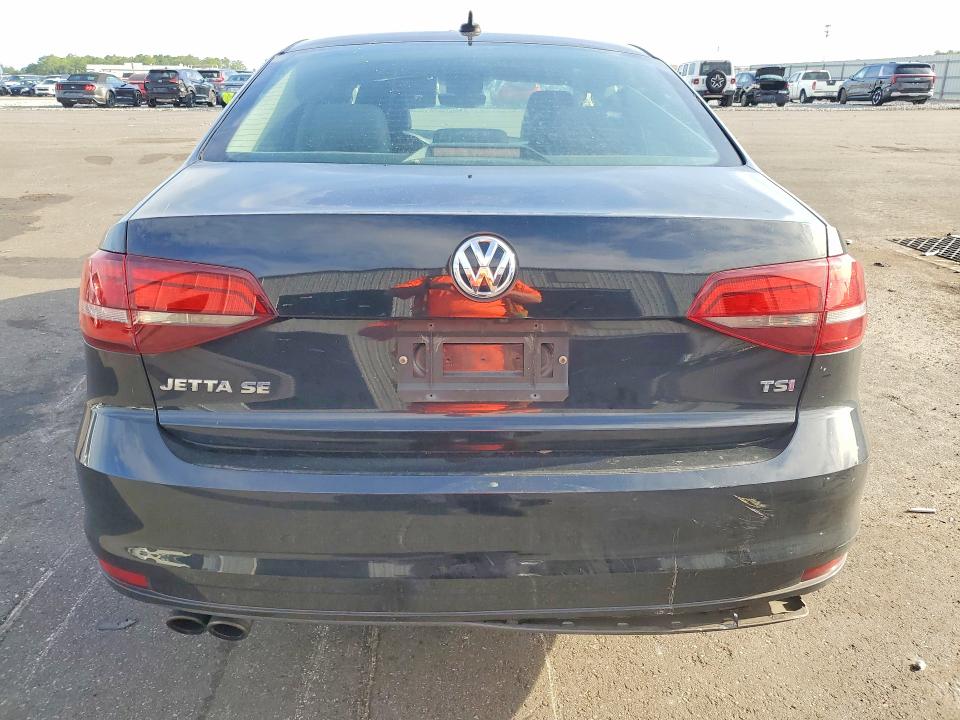 60704956 :رقم المزاد ، 3VWDB7AJ8HM306641 vin ، 2017 Volkswagen Jetta مزاد بيع