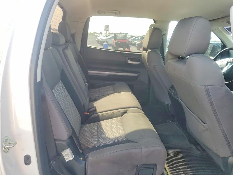 61758406 :رقم المزاد ، 5TFEY5F17JX232566 vin ، 2018 Toyota Tundra مزاد بيع
