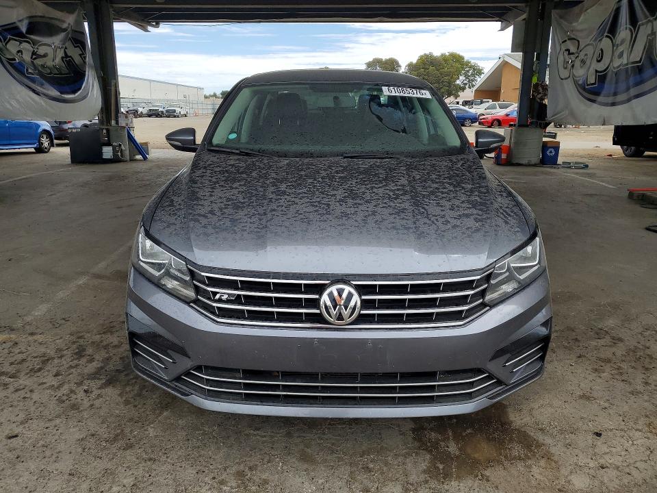 61085376 :رقم المزاد ، 1VWDT7A38HC036102 vin ، 2017 Volkswagen Passat مزاد بيع