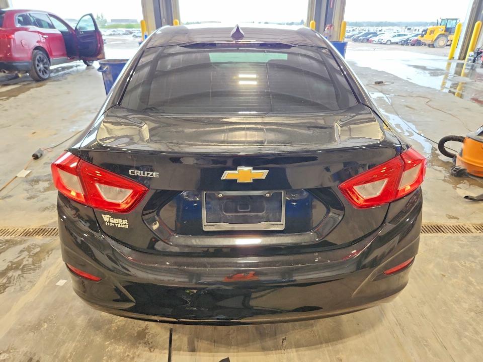 62833976 :رقم المزاد ، 1G1BC5SM6J7159006 vin ، 2018 Chevrolet Cruze مزاد بيع
