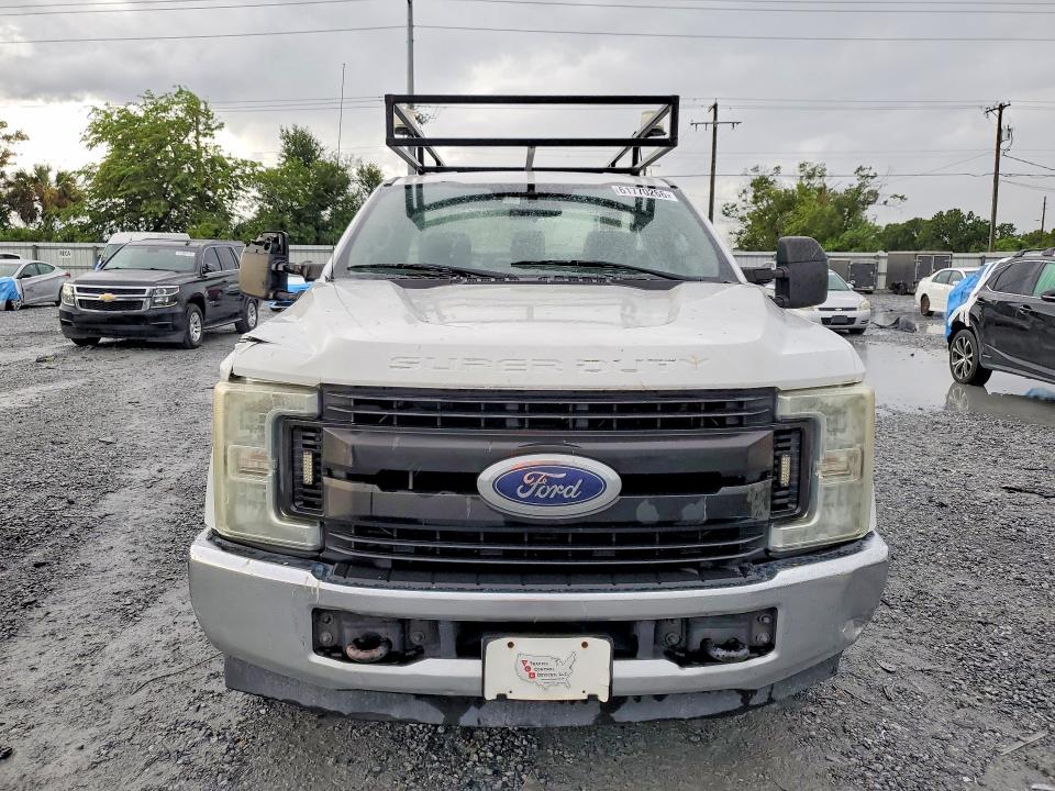 61770266 :رقم المزاد ، 1FDBF2A60HEB60251 vin ، 2017 Ford F250supdty مزاد بيع