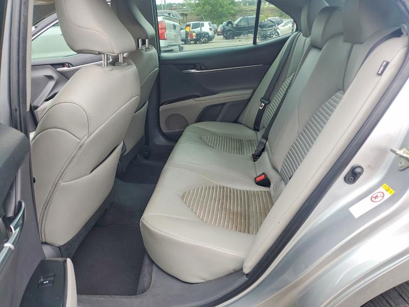 60491366 :رقم المزاد ، 4T1B11HK9JU643406 vin ، 2018 Toyota Camry مزاد بيع
