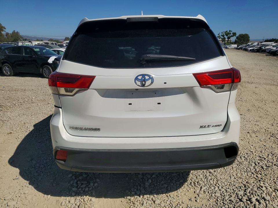 59741626 :رقم المزاد ، 5TDJZRFH3JS842129 vin ، 2018 Toyota Highlander مزاد بيع