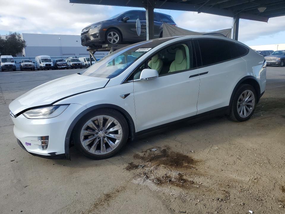 95588025 :رقم المزاد ، 5YJXCBE28JF141476 vin ، 2018 Tesla Model X مزاد بيع