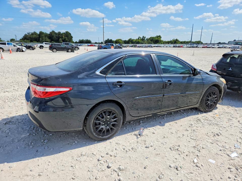 62539986 :رقم المزاد ، 4T1BF1FK4HU617648 vin ، 2017 Toyota Camry مزاد بيع