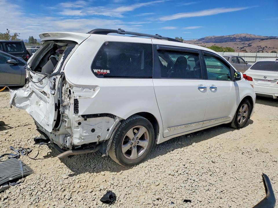 62074296 :رقم المزاد ، 5TDKK3DC6CS272935 vin ، 2012 Toyota Sienna مزاد بيع
