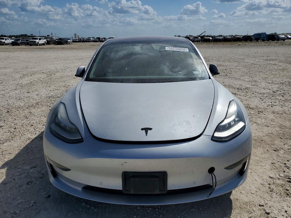 59234056 :رقم المزاد ، 5YJ3E1EAXJF077337 vin ، 2018 Tesla Model 3 مزاد بيع