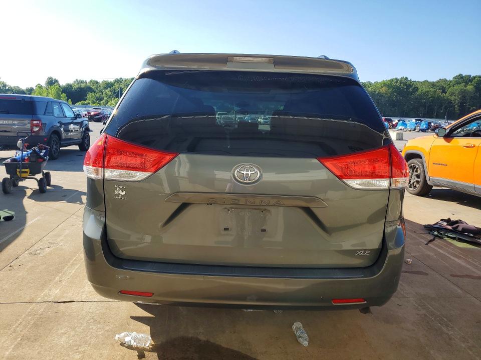 61979986 :رقم المزاد ، 5TDYK3DC3ES427082 vin ، 2014 Toyota Sienna مزاد بيع