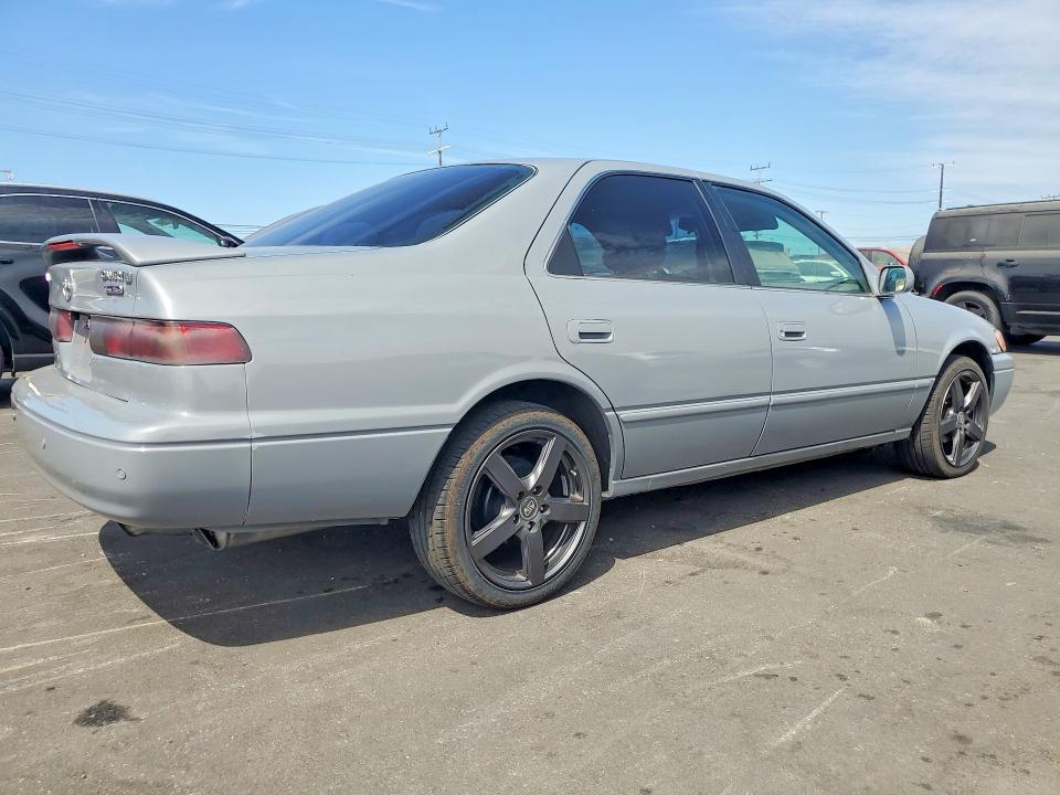 61663006 :رقم المزاد ، 4T1BG22K8XU519925 vin ، 1999 Toyota Camry مزاد بيع