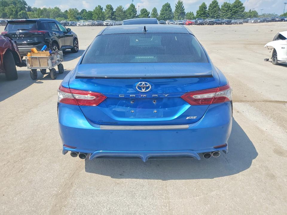61417696 :رقم المزاد ، 4T1BZ1HKXJU006680 vin ، 2018 Toyota Camry مزاد بيع