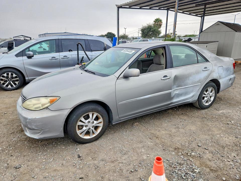 60364406 :رقم المزاد ، 4T1BF32K55U606574 vin ، 2005 Toyota Camry مزاد بيع