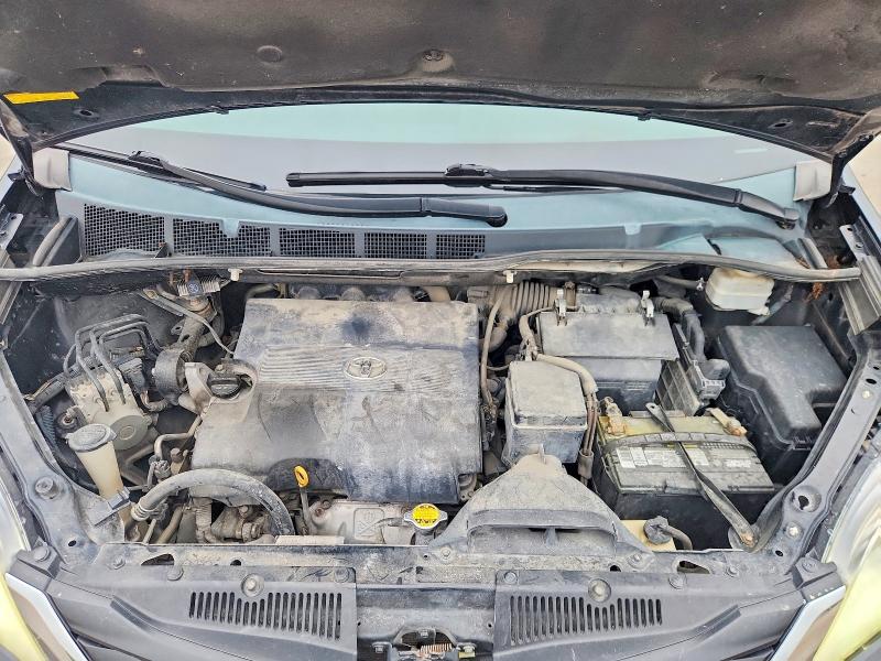 62324566 :رقم المزاد ، 5TDKK3DC8BS066529 vin ، 2011 Toyota Sienna مزاد بيع