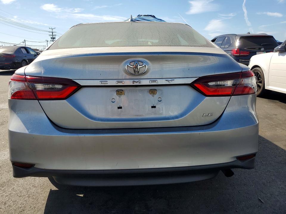 61055086 :رقم المزاد ، 4T1C11AK8NU631963 vin ، 2022 Toyota Camry مزاد بيع