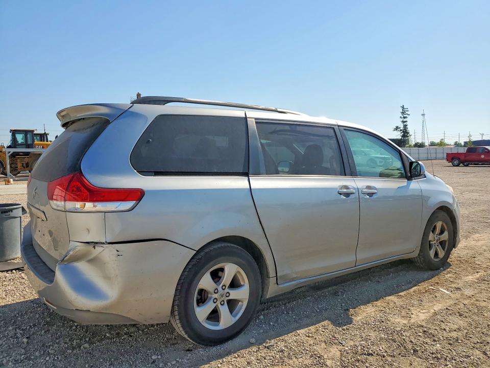 59289056 :رقم المزاد ، 5TDKK3DC3BS072593 vin ، 2011 Toyota Sienna مزاد بيع