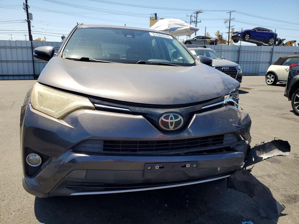 61689976 :رقم المزاد ، JTMWFREV0JJ725031 vin ، 2018 Toyota Rav4 مزاد بيع