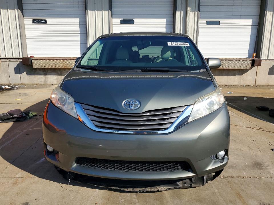 61979986 :رقم المزاد ، 5TDYK3DC3ES427082 vin ، 2014 Toyota Sienna مزاد بيع