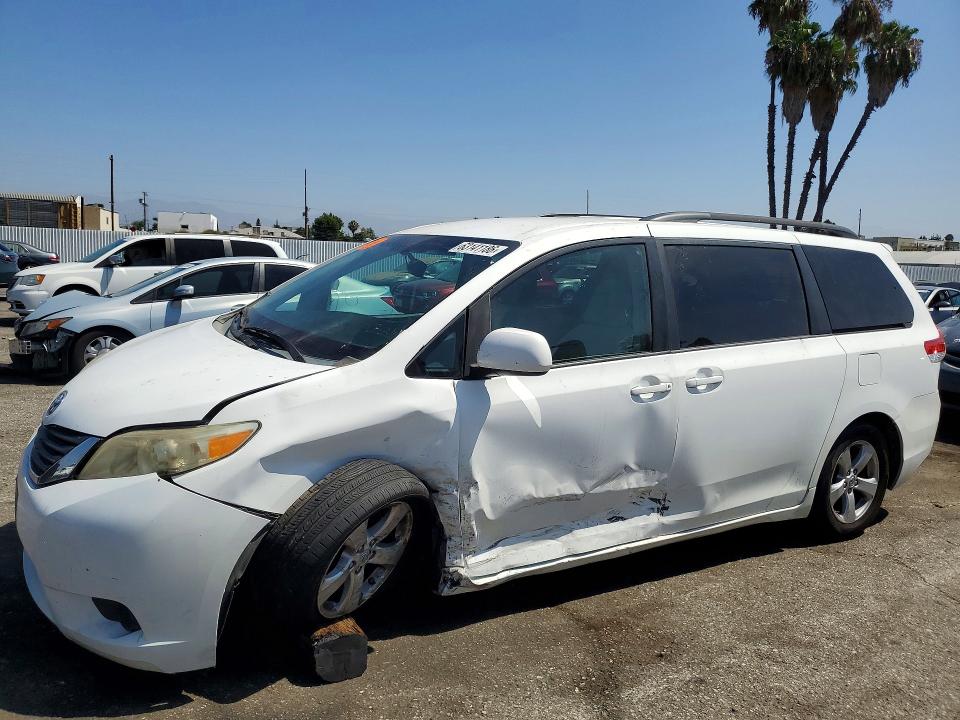 63141186 :رقم المزاد ، 5TDKK3DC4BS049095 vin ، 2011 Toyota Sienna مزاد بيع