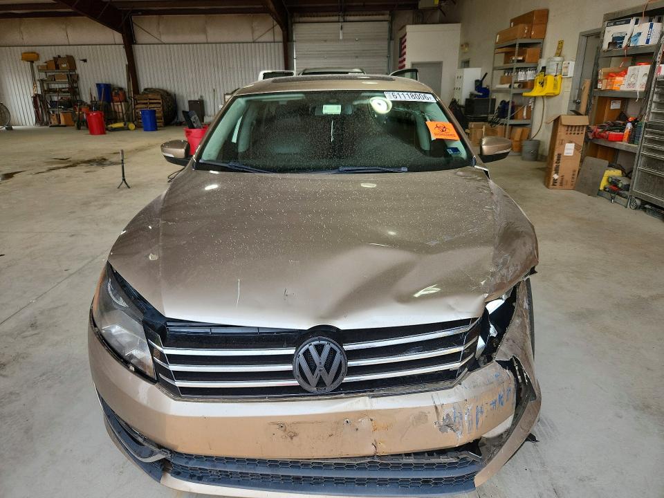61118006 :رقم المزاد ، 1VWBT7A38FC033561 vin ، 2015 Volkswagen Passat مزاد بيع