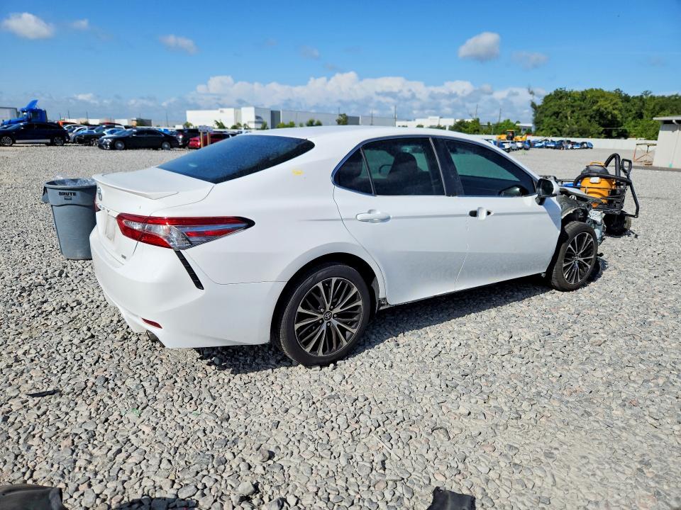 60650896 :رقم المزاد ، 4T1B11HK2JU568113 vin ، 2018 Toyota Camry مزاد بيع
