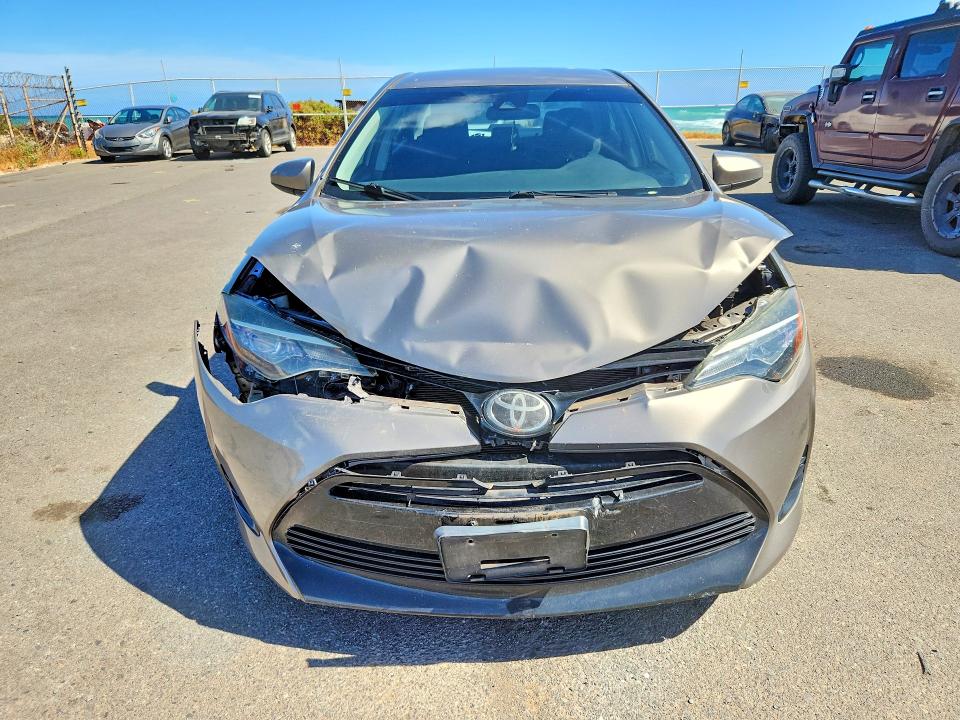 60892866 :رقم المزاد ، 5YFBURHE7JP771645 vin ، 2018 Toyota Corolla مزاد بيع