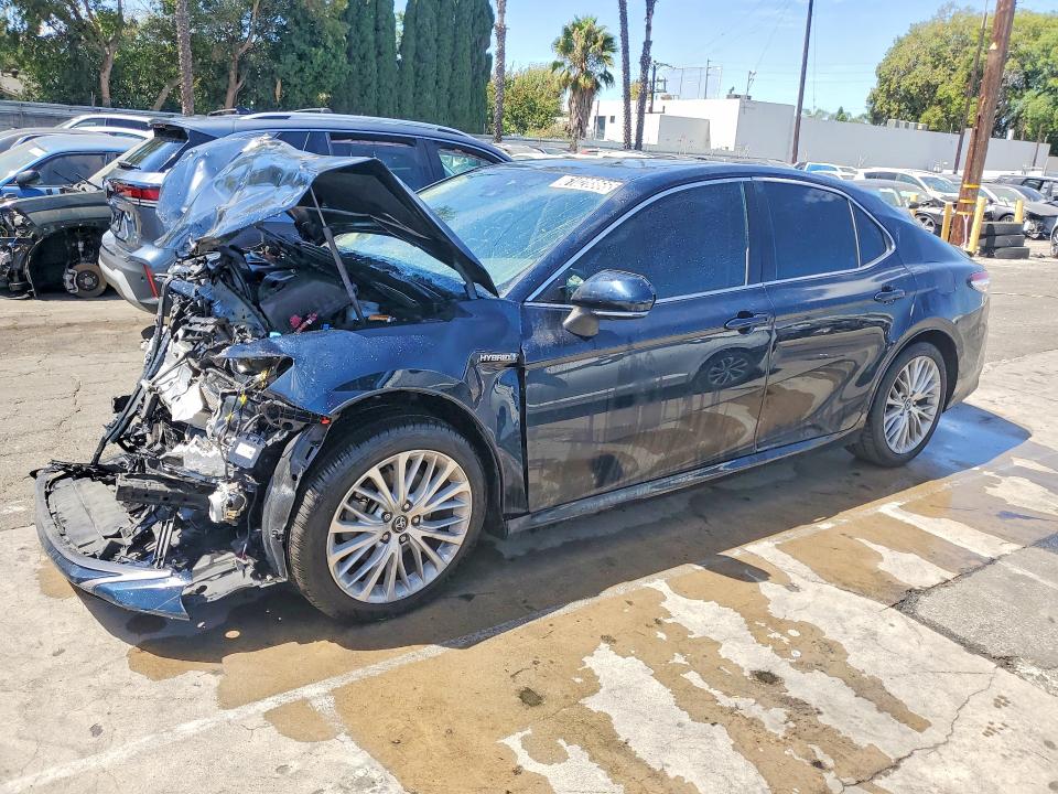 61028866 :رقم المزاد ، 4T1F31AK3LU010490 vin ، 2020 Toyota Camry مزاد بيع