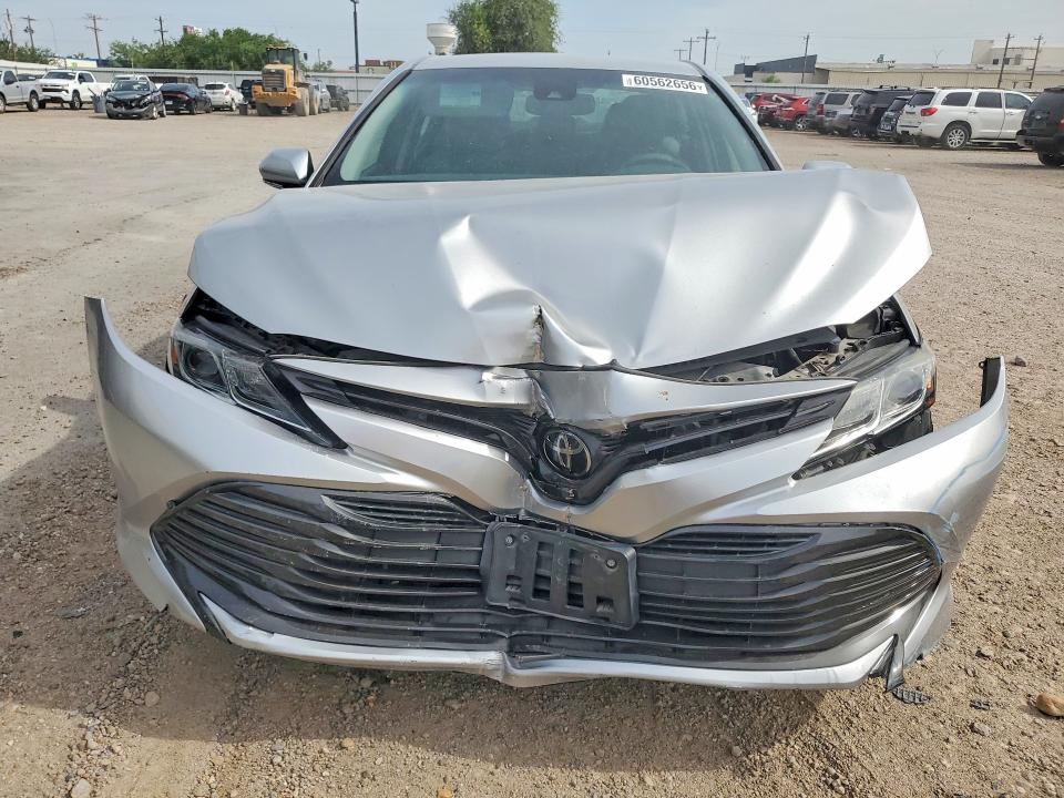 60562656 :رقم المزاد ، 4T1B11HK1JU575277 vin ، 2018 Toyota Camry مزاد بيع