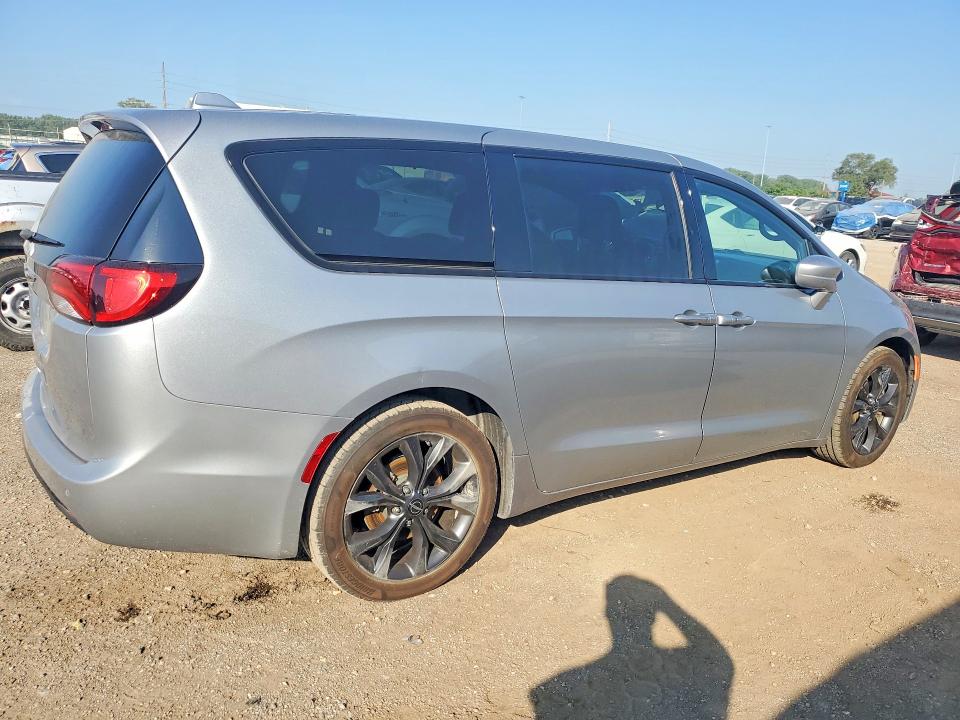 Продаж на аукціоні авто 2018 Chrysler Pacifica, vin: 2C4RC1FG5JR272883, номер лоту: 61293166