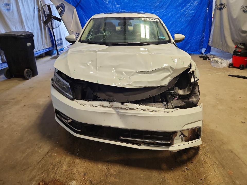 61721296 :رقم المزاد ، 1VWBT7A30HC031225 vin ، 2017 Volkswagen Passat مزاد بيع