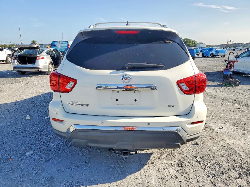 62567836 :رقم المزاد ، 5N1DR2MN1JC668894 vin ، 2018 Nissan Pathfinder مزاد بيع