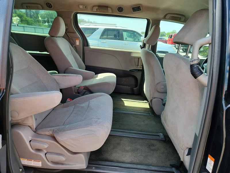 60670576 :رقم المزاد ، 5TDZZ3DC7HS836738 vin ، 2017 Toyota Sienna مزاد بيع