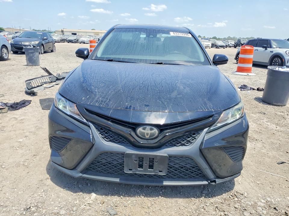 63373396 :رقم المزاد ، 4T1B11HK9JU158344 vin ، 2018 Toyota Camry مزاد بيع