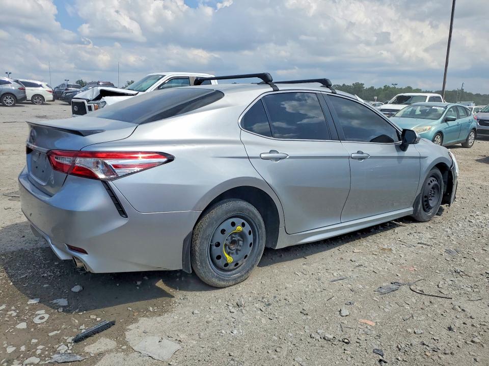 59000046 :رقم المزاد ، 4T1B11HK0JU619818 vin ، 2018 Toyota Camry مزاد بيع