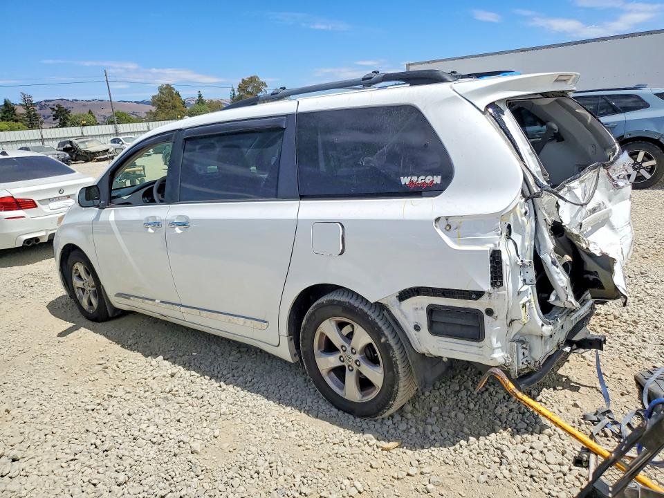 62074296 :رقم المزاد ، 5TDKK3DC6CS272935 vin ، 2012 Toyota Sienna مزاد بيع