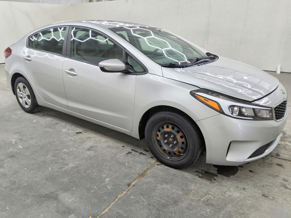 61411386 :رقم المزاد ، 3KPFK4A76JE235275 vin ، 2018 Kia Forte مزاد بيع